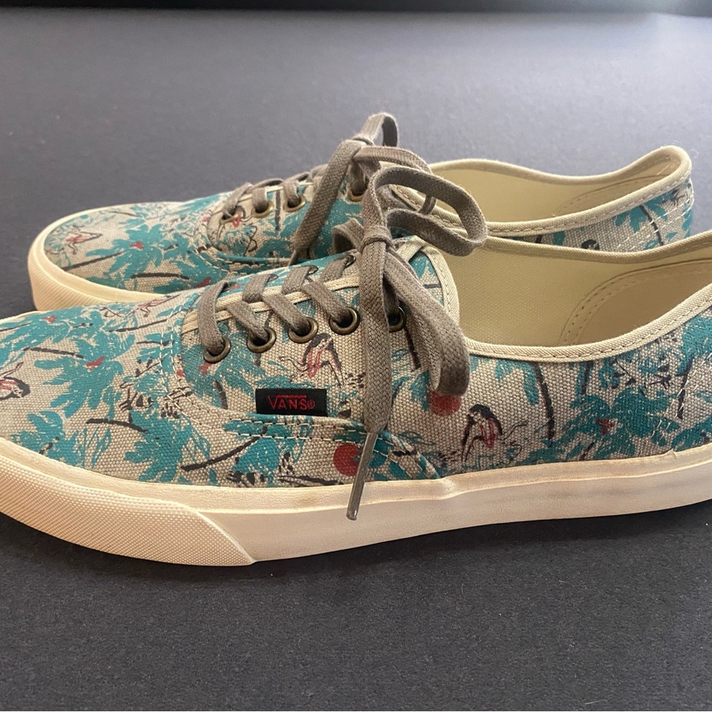 Pristine Vans Authentic Hula Camo Girl Dancer Sneakers Men’s Women’s